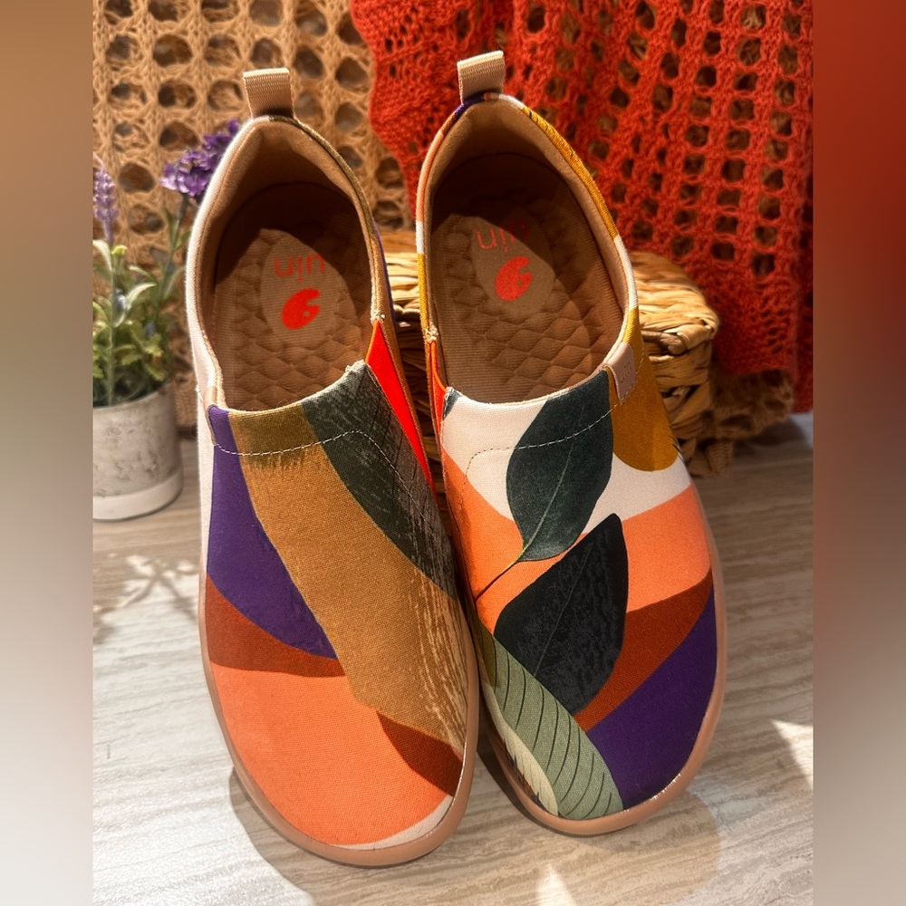 UIN Molandi Fashion Canvas Loafers
Womens 
Size 8.5
NWOT